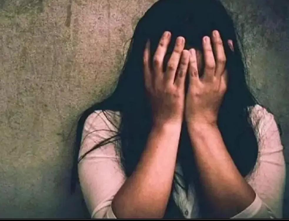 लखनऊ में युवती के घर पर पथराव, अमीनाबाद युवती उत्पीड़न मामला, आदिल द्वारा फर्जी इंस्टाग्राम आईडी, लखनऊ क्राइम न्यूज, युवती को धमकी मामला लखनऊ, सोशल मीडिया दुरुपयोग अपराध, Lucknow girl house attacked, Aminabad harassment case, Fake Instagram ID crime, Lucknow crime news, Girl threatened by youth, Social media misuse case, लखनऊ पथराव घटना फोटो, अमीनाबाद पुलिस कार्रवाई चित्र, युवती उत्पीड़न केस फोटो, Lucknow stone pelting image, Aminabad police case photo, Fake Instagram ID crime visual, #LucknowCrime, #StonePelting, #FakeInstagramID, #AminabadNews, #UPPoliceAction, #CrimeAgainstWomen, #LucknowNews,