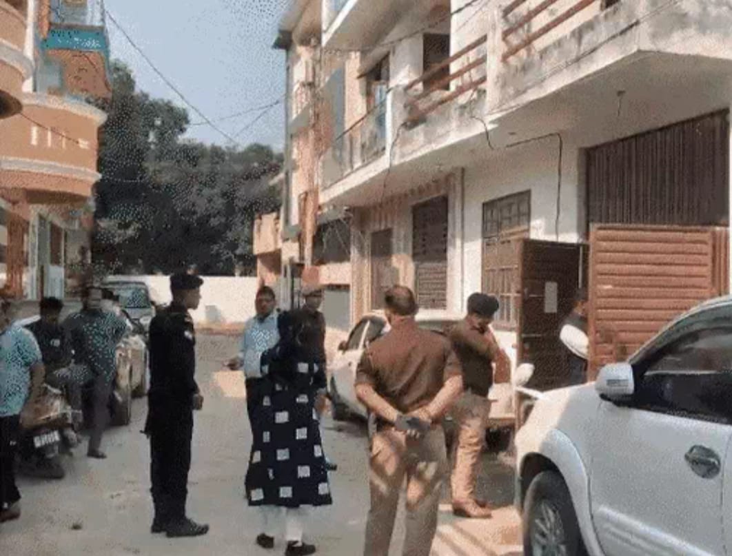 #DelhiBlast, #LucknowRaid, #SaharanpurATS, #DrAdilAhmed, #DrParvezAnsari, #UPPolice, #ATSAction, #HighAlert, #TerrorLink, #DelhiExplosion, #NationalSecurity, #BreakingNews, #राजनीतिकखबरें, #राष्ट्रीयप्रस्तावना, ATS छापेमारी लखनऊ, दिल्ली धमाका जांच फोटो, डॉक्टर परवेज अंसारी घर रेड, सहारनपुर ATS हिरासत, दिल्ली ब्लास्ट रेड इमेज, यूपी पुलिस मीटिंग फोटो, ATS raid Lucknow image, Delhi blast investigation photo, Dr Parvez Ansari house raid, Saharanpur ATS custody photo, Delhi explosion site image, UP police DGP meeting picture, दिल्ली ब्लास्ट खबर, लखनऊ डॉक्टर परवेज अंसारी, सहारनपुर ATS रेड, यूपी हाई अलर्ट, डॉक्टर अदील अहमद गिरफ्तार, दिल्ली धमाका जांच, आतंकवादी कनेक्शन यूपी, जम्मू कश्मीर पुलिस रेड, लाल किला विस्फोट अपडेट, यूपी ATS एक्शन, Delhi blast investigation, Lucknow doctor raid, Saharanpur ATS operation, Uttar Pradesh high alert, Dr Adil Ahmed arrest, Dr Parvez Ansari Lucknow, Delhi explosion update, Jammu Kashmir police action, terror link UP, Red Fort metro blast,