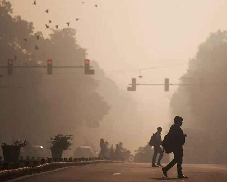 देश का सबसे प्रदूषित शहर बना गाजियाबाद, गाजियाबाद AQI 422, गाजियाबाद प्रदूषण खबर, धूल और कूड़ा जलाने से प्रदूषण, गाजियाबाद वायु गुणवत्ता रिपोर्ट, एनसीआर प्रदूषण स्तर, सांस की बीमारी प्रदूषण, Ghaziabad most polluted city in India, Ghaziabad AQI 422, Air pollution in Ghaziabad, Dust and garbage burning pollution, India pollution ranking 239 cities, Severe air quality NCR, गाजियाबाद प्रदूषण फोटो, AQI बोर्ड गाजियाबाद, धूल भरी सड़कें गाजियाबाद, प्रदूषण की धुंध शहर, Ghaziabad pollution image, AQI 422 display board, Dusty roads Ghaziabad photo, Smog in Ghaziabad city, #GhaziabadPollution, #MostPollutedCity, #AQI422, #AirQualityIndia, #PollutionCrisis, #NCRPollution, #EnvironmentNews,