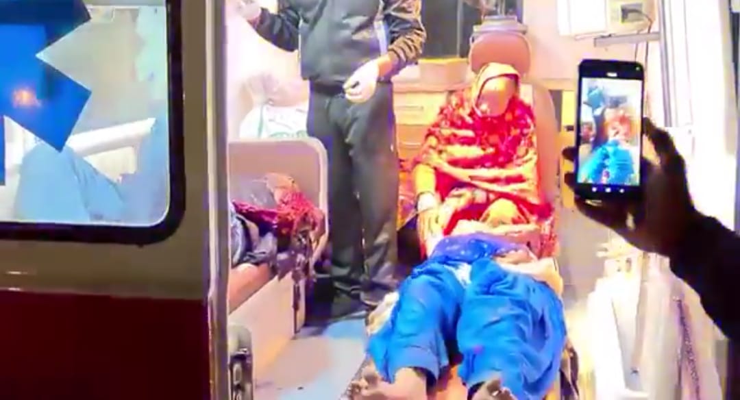 यमुना एक्सप्रेस-वे बस हादसा, मथुरा बस एक्सीडेंट, स्लीपर बस पलटी, 15 यात्री घायल, एक्सप्रेसवे हादसा, बलदेव थाना क्षेत्र दुर्घटना, नोएडा से रायबरेली बस, हादसे की तस्वीरें, यूपी सड़क दुर्घटना, यमुना एक्सप्रेसवे न्यूज़, Yamuna Expressway Bus Accident, Mathura Bus Crash, Sleeper Bus Overturned, 15 Passengers Injured, Expressway Accident News, Baldev Police Station Incident, Noida to Raebareli Bus, UP Road Accident, Bus Overturn Images, यमुना एक्सप्रेसवे हादसा फोटो, बस पलटी तस्वीर, घायल यात्रियों की इमेज, मथुरा दुर्घटना चित्र, Yamuna Expressway accident image, overturned bus photo, injured passengers rescue image, Mathura crash picture, #YamunaExpresswayAccident #BusAccident #MathuraNews #BreakingNews #UPNews #RoadAccident #SleeperBus #IndiaNews #ExpresswayCrash,