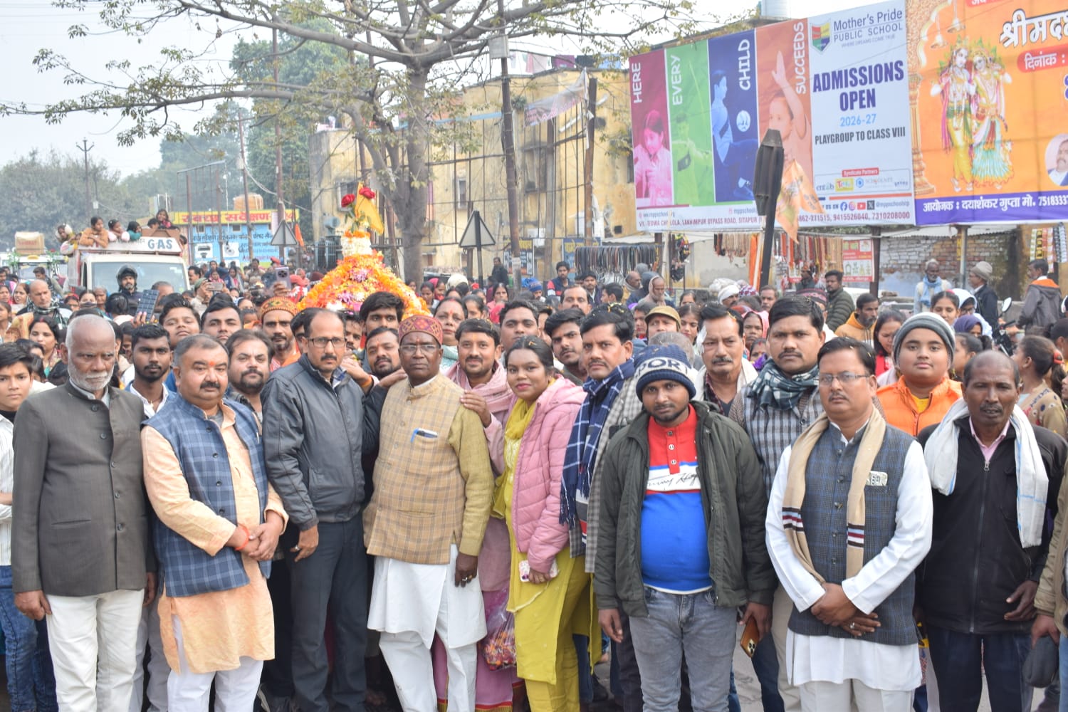 Thousands of devotees took the prasad of the bhandara on the birth anniversary of Shri Sai.