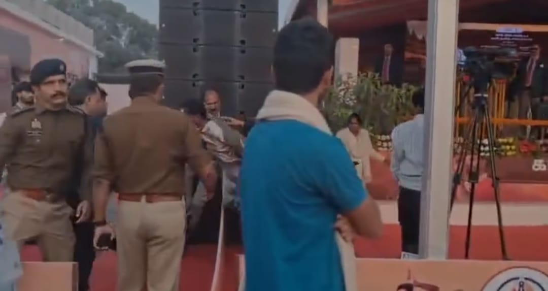 CM योगी की सुरक्षा में बहुत बड़ी चूक, योगी आदित्यनाथ सुरक्षा चूक, वाराणसी नमो घाट घटना, काशी तमिल संगमम सुरक्षा, उत्तर प्रदेश सुरक्षा व्यवस्था, CM योगी वाराणसी न्यूज़, संदिग्ध सुरक्षा घेरा तोड़कर पहुँचा, योगी आदित्यनाथ कार्यक्रम सुरक्षा, UP सरकार सुरक्षा अपडेट, ताज़ा वाराणसी न्यूज़, CM Yogi security breach, Yogi Adityanath security lapse, Varanasi security breach news, Namo Ghat incident, Kashi Tamil Sangamam security, UP CM security alert, Suspect breaks security cordon, Yogi Adityanath latest news, UP security agencies alert, Breaking news Varanasi, योगी सुरक्षा चूक फोटो, वाराणसी नमो घाट कार्यक्रम तस्वीर, CM योगी स्टेज सुरक्षा इमेज, संदिग्ध व्यक्ति सुरक्षा घेरा फोटो, काशी तमिल संगमम चित्र, CM Yogi security breach image, Varanasi event photo, Namo Ghat stage security picture, Suspect caught near stage image, Kashi Tamil Sangamam event photo, #CMYogi, #SecurityBreach, #VaranasiNews, #KashiTamilSangamam, #UttarPradesh, #BreakingNews, #YogiAdityanath, #NamoGhat, #UPNews,