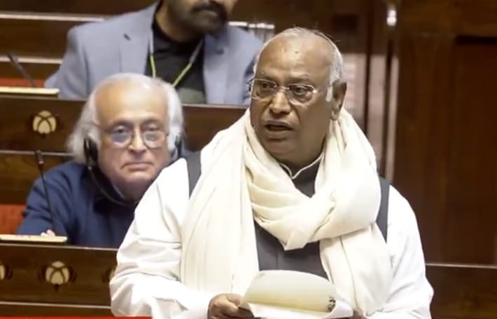 खड़गे के बयान पर उबला सदन, राज्यसभा हंगामा, मल्लिकार्जुन खड़गे बयान, किरेन रिजिजू प्रतिक्रिया, नए सभापति राधाकृष्णन, संसद विवाद, विपक्ष बनाम सत्ता पक्ष, खड़गे न्यूज, राज्यसभा राजनीति, राजनीतिक बयानबाज़ी, Kharge statement controversy, Parliament uproar, Rajya Sabha disturbance, Kiren Rijiju reaction, new Chairman Radhakrishnan, Kharge news update, opposition vs government, political clash in parliament, Rajya Sabha debate, Indian politics news, खड़गे बयान विवाद, सदन में हंगामा, राधाकृष्णन सभापति, रिजिजू का बयान, कांग्रेस भाजपा टकराव, Kharge remark issue, parliament chaos India, Rijiju attack Congress, chairman controversy, opposition remark, #खड़गेकेबयानपरउबलासदन, #KhargeStatement, #RajyaSabha, #KirenRijiju, #IndianPolitics, #OppositionVsGovernment, #ParliamentNews, #PoliticalUpdates, #CongressBJPClash, #IndiaNews,