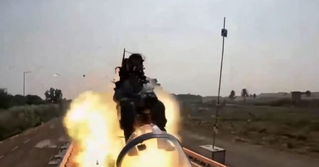 DRDO High-Speed Rocket-Sled Test, DRDO escape system test, फाइटर जेट एस्केप सिस्टम टेस्ट, DRDO canopy severance test, एयरक्राफ्ट इजेक्शन सीट टेस्ट, DRDO Rail Track Rocket Sled facility, DRDO TBRL Chandigarh, भारत रक्षा तकनीक उपलब्धि, Fighter aircraft ejection system India, Indian Airforce pilot safety system, DRDO टेस्ट रॉकेट स्लेड, फाइटर जेट इजेक्शन सीट परीक्षण, DRDO high-speed sled image, Indian rocket sled system photo, Aircraft escape system testing India, DRDO LCA ejection test visuals, #DRDO, #RocketSledTest, #DRODNews, #IndianAirForce, #FighterJetSafety, #AerospaceIndia, #DefenceUpdate, #IndiaDefenceTechnology, #PilotSafety, #LCA,