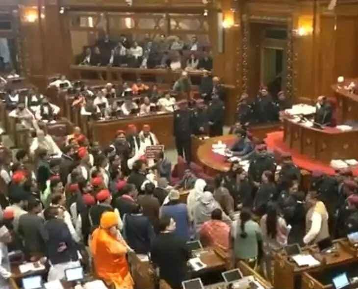 कोडीन सीरप विधानसभा हंगामा, यूपी विधानसभा शीतकालीन सत्र, कोडीन कफ सीरप विवाद, सपा विधायक हंगामा, सुरेश खन्ना बयान, विधानसभा समाचार उत्तर प्रदेश, Codeine Syrup Assembly Ruckus, UP Assembly Winter Session, Samajwadi Party Protest, Suresh Khanna Statement, Uttar Pradesh Politics News, Legislative Assembly News UP, Political News Hindi,कोडीन सीरप पर विधानसभा हंगामा, यूपी विधानसभा सत्र दृश्य, सपा विधायक प्रदर्शन, सुरेश खन्ना विधानसभा भाषण, विधानसभा अध्यक्ष सतीश महाना, Codeine Syrup Issue UP Assembly, MLA Protest Image, UP Assembly Chaos, Speaker Warning Assembly,#CodeineSyrup #UPAssembly #UPPolitics #कोडीनसीरप #विधानसभा_हंगामा #WinterSessionUP #SamajwadiParty #SureshKhanna #SatishMahna #LucknowNews #उत्तरप्रदेश_समाचार #PoliticalNewsHindi #AssemblyNewsUP