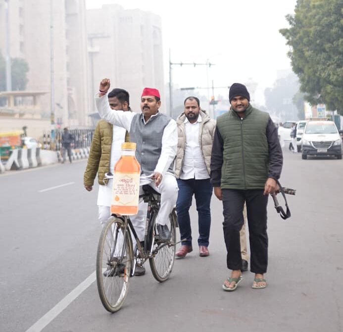 साइकिल से विधानसभा पहुंचे सपा एमएलसी आशुतोष सिन्हा, SP MLC cycle protest, Ashutosh Sinha MLC Graduate Constituency, UP Assembly cough syrup protest, कफ सिरप मौत मामला यूपी, उत्तर प्रदेश विधानसभा शीतकालीन सत्र, समाजवादी पार्टी विधान परिषद, Lucknow Assembly News, Uttar Pradesh Political News, UP Health Scam, Political Protest News, Lucknow District, Uttar Pradesh State, Legislative Council News 🖼 ALT KEYWORDS (Image SEO) साइकिल से विधानसभा पहुंचे सपा एमएलसी आशुतोष सिन्हा, साइकिल पर विरोध करते सपा एमएलसी, कफ सिरप विरोध प्रदर्शन यूपी, SP MLC cycle protest image, UP Assembly protest visuals, Lucknow Vidhan Bhavan #साइकिलसेविधानसभापहुंचेसपाएमएलसी, #AshutoshSinhaMLC, #SPMLC, #GraduateConstituency, #UPAssembly, #CoughSyrupCase, #कफसिरपमामला, #UttarPradeshPolitics, #LucknowNews, #AssemblyWinterSession, #HealthScamUP