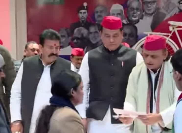 Akhilesh Yadav BJP fake votes allegation, अखिलेश यादव फर्जी वोट आरोप, यूपी वोटर लिस्ट विवाद, SIR voter list UP, BJP fake voters claim, Samajwadi Party press conference, Uttar Pradesh election controversy, Lucknow political news,अखिलेश यादव प्रेस वार्ता फोटो, SIR वोटर लिस्ट विवाद यूपी, समाजवादी पार्टी नेता अखिलेश यादव, Akhilesh Yadav press conference image, BJP fake vote allegation photo, UP election voter list image,#AkhileshYadav #BJPFakeVotes #SIRControversy #UPPolitics #VoterListIssue #SamajwadiParty #ElectionIntegrity #LucknowNews,