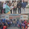 In view of the severe cold, the Municipal Chairman gave tracksuits to the sanitation workers.