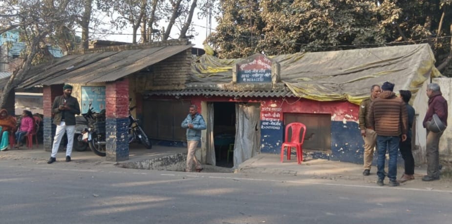 Neemgaon police station building is dilapidated, a major accident can happen any time.