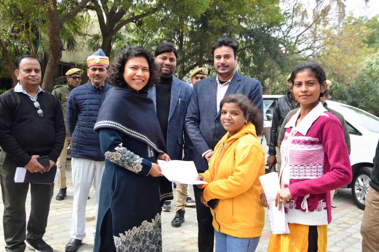 DM Durga Shakti Nagpal's surprise inspection in the special campaign, reached the booth and personally checked the reality.