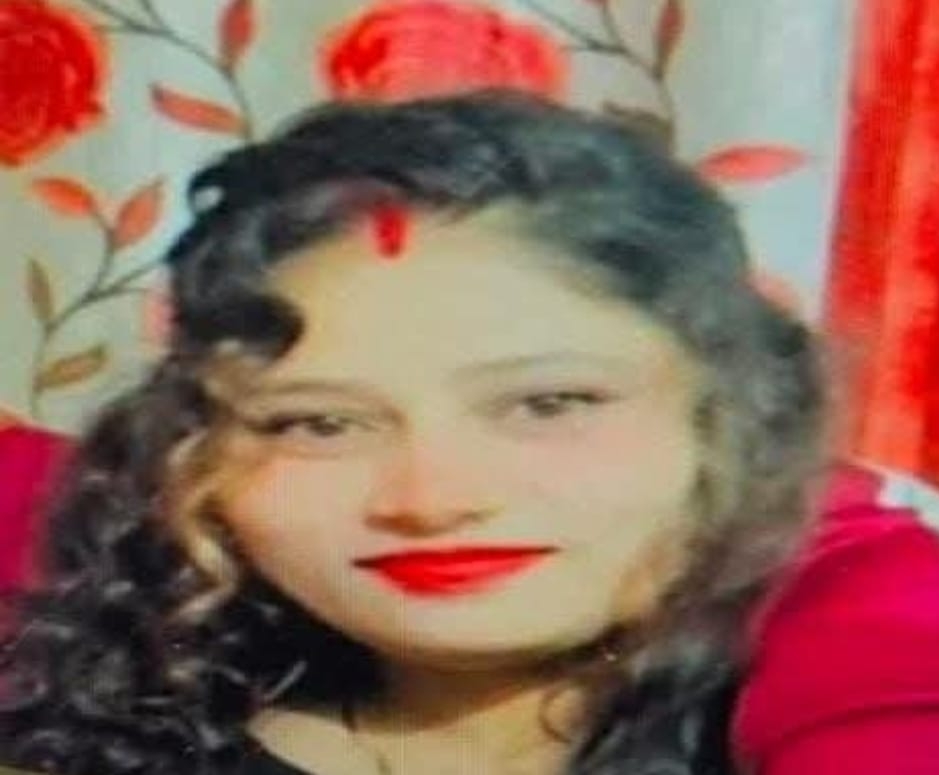 The incident took place in front of the minor daughter, the accused husband was arrested.