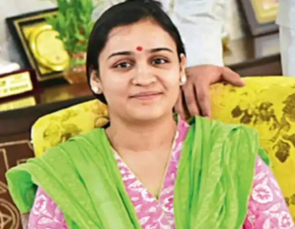 अपर्णा यादव को तलाक देंगे प्रतीक, Prateek Yadav divorce Aparna Yadav, मुलायम सिंह यादव परिवार विवाद, Mulayam Singh Yadav family dispute, अपर्णा यादव BJP, Aparna Yadav BJP news, समाजवादी परिवार विवाद, UP political family news, उत्तर प्रदेश राजनीति समाचार, Lucknow political news,प्रतीक यादव इंस्टाग्राम पोस्ट, Aparna Yadav Prateek Yadav image, मुलायम सिंह यादव परिवार फोटो, Mulayam family controversy photo, UP political controversy image,#AparnaYadav, #PrateekYadav, #MulayamSinghYadav, #YadavFamily, #UPPolitics, #LucknowNews, #PoliticalControversy, #SamajwadiParty, #BJPNews,