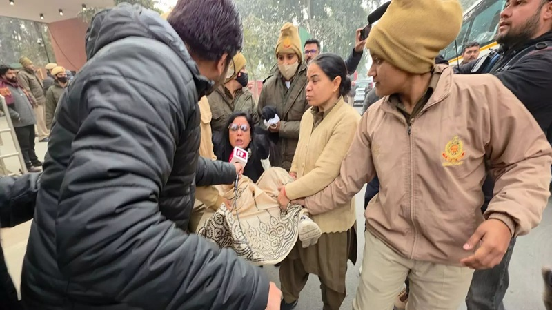 TMC सांसदों का प्रदर्शन, महुआ मोइत्रा हिरासत, डेरेक ओ ब्रायन गिरफ्तार, गृह मंत्रालय प्रदर्शन, ED कार्रवाई विरोध, दिल्ली राजनीतिक खबर, पश्चिम बंगाल राजनीति, TMC Protest Delhi, Mahua Moitra Detained, Derek O Brien Arrest, Home Ministry Protest, ED Raid Bengal, Indian Political News, Delhi Protest News,TMC सांसद प्रदर्शन फोटो, महुआ मोइत्रा दिल्ली पुलिस, डेरेक ओ ब्रायन हिरासत, गृह मंत्रालय के बाहर प्रदर्शन, ED रेड विरोध, TMC MPs Protest Image, Mahua Moitra Police Custody Photo, Derek O Brien Detention Image,नई दिल्ली राजनीति समाचार, पश्चिम बंगाल राजनीतिक विवाद, दिल्ली केंद्र सरकार विरोध प्रदर्शन, राष्ट्रीय राजनीति खबर, ED जांच मामला, Amit Shah Office Protest, New Delhi Political News, West Bengal ED Case, National Politics India,#TMCProtest, #MahuaMoitra, #DerekOBrien, #HomeMinistry, #EDAction, #DelhiNews, #WestBengalPolitics, #IndianPolitics, #AmitShah,