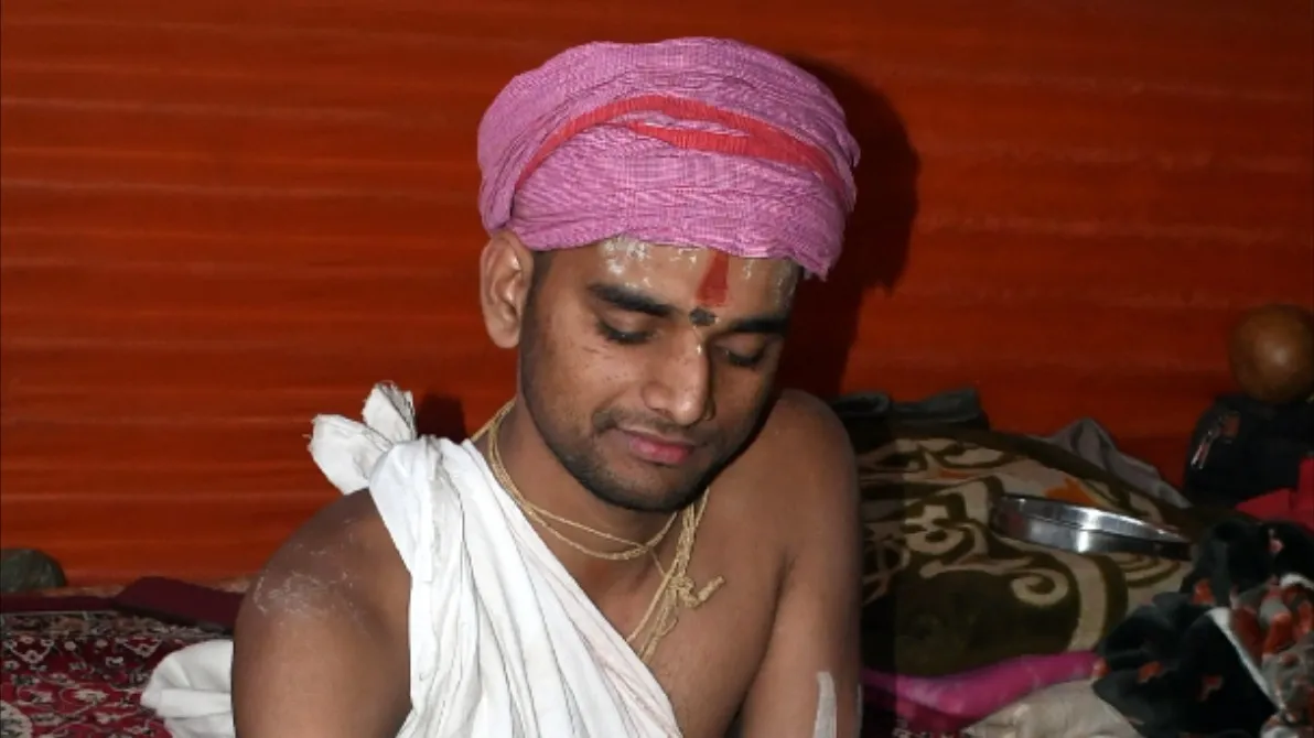 माघ मेला 2026, संन्यास लेने वाला युवक, रायबरेली समाचार, यश्वनी दास, अमर कमल रस्तोगी, वैराग्य की कहानी, प्रयागराज माघ मेला, धर्म और आस्था समाचार,Magh Mela 2026, Youth became monk, Prayagraj Magh Mela news, Renunciation story India, Raebareli youth sanyas, Human interest news,माघ मेले में संन्यास लेते युवक, यश्वनी दास तपस्वीनगर, प्रयागराज संत जीवन,Youth taking sanyas at Magh Mela, Yashwani Das Tapasvi Nagar, Prayagraj monk life,प्रयागराज, रायबरेली, उत्तर प्रदेश, माघ मेला 2026, धर्म समाचार, सामाजिक कहानी, मानव रुचि खबर, संन्यास, वैराग्य, संत जीवन, यश्वनी दास, अमर कमल रस्तोगी, Prayagraj Magh Mela, Raebareli News, Human Interest Story India, Religious News,