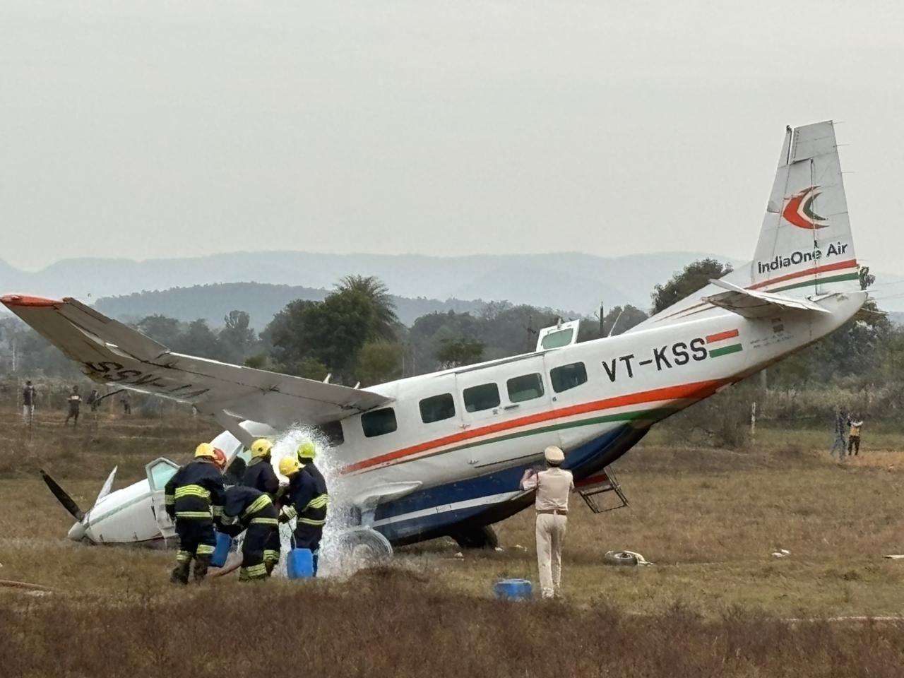 ओडिशा विमान हादसा, राउरकेला प्लेन क्रैश, इंडिया वन एयर इमरजेंसी लैंडिंग, सेसना विमान दुर्घटना, ओडिशा ब्रेकिंग न्यूज़, राउरकेला हादसा समाचार,Odisha plane crash landing, Rourkela aircraft emergency landing, IndiaOne Air Cessna crash, Odisha aviation accident, Rourkela flight news,राउरकेला विमान हादसा फोटो, खेत में उतरा विमान ओडिशा,Rourkela plane crash landing image, Odisha emergency aircraft landing photo,राउरकेला, ओडिशा, भुवनेश्वर, इंडिया वन एयर, विमान हादसा, क्रैश लैंडिंग, नागरिक उड्डयन विभाग, ATC कोलकाता, पुलिस प्रशासन, Aviation News India, Odisha Breaking News, Plane Crash Landing, Rourkela News,