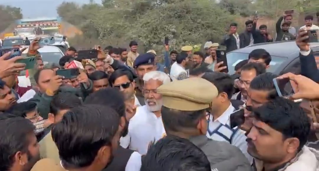 Mahoba BJP News, महोबा भाजपा विवाद, Swatantra Dev Singh News, BJP MLA Protest, Mahoba Political News, UP BJP Internal Matter, Jal Jeevan Mission Road Issue, Uttar Pradesh Politics News,Mahoba BJP MLA Protest Image, स्वतंत्र देव सिंह महोबा फोटो, BJP Minister MLA Dispute Image, Jal Jeevan Mission Road Protest Photo,#MahobaNews, #BJPNews, #SwatantraDevSingh, #BrijbhushanRajput, #UPPolitics, #JalJeevanMission, #RoadIssue, #PoliticalNews, #BreakingNews, #UttarPradesh,