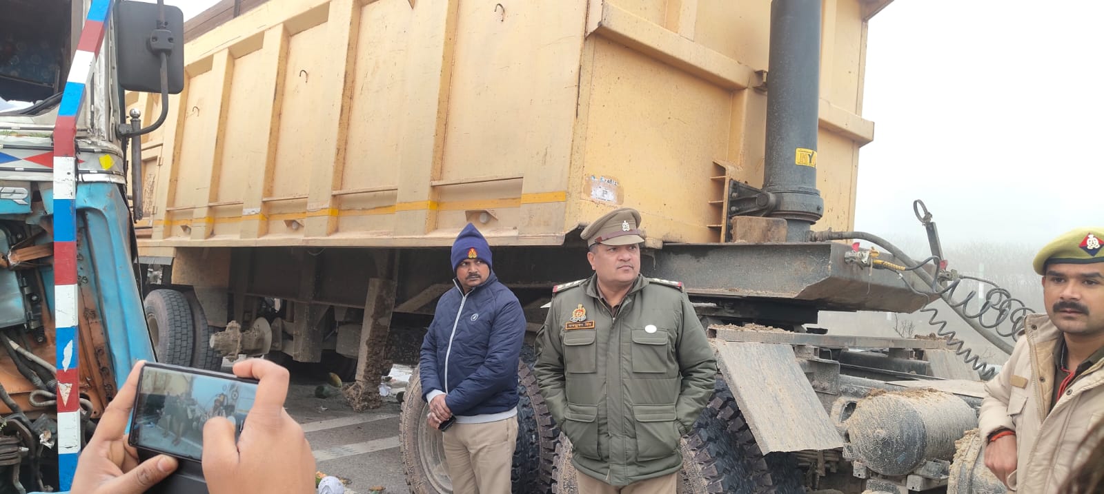 बुंदेलखंड एक्सप्रेसवे हादसा, औरैया सड़क हादसा, यूपी एक्सप्रेसवे दुर्घटना, कोहरे में हादसा, डंपर दुर्घटना औरैया, Bundelkhand Expressway Accident, Auraiya Road Accident, UP Expressway News, Fog Accident India, Dumper Accident UP,बुंदेलखंड एक्सप्रेसवे पर डंपर हादसा, कोहरे में पलटे डंपर, औरैया एक्सप्रेसवे दुर्घटना स्थल, Bundelkhand Expressway dumper crash, Fog accident expressway, Auraiya accident site,औरैया जिला सड़क हादसा, उत्तर प्रदेश एक्सप्रेसवे दुर्घटना, यूपी ट्रैफिक न्यूज़, पुलिस कार्रवाई औरैया, Auraiya District Accident News, Uttar Pradesh Expressway Accident, UP Traffic Update, Police Action Auraiya,#BundelkhandExpressway, #BundelkhandExpresswayAccident, #AuraiyaNews, #UPAccident, #ExpresswayNews, #FogAccident, #UPTraffic, #BreakingNewsUP,