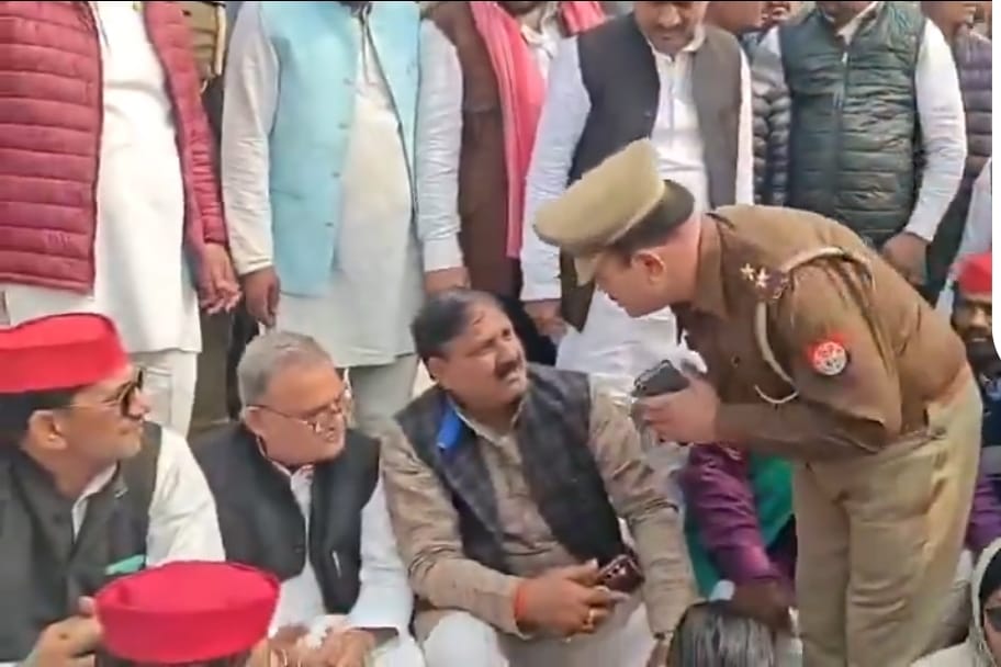 सनातन पांडेय वायरल वीडियो, बलिया सांसद वीडियो, दारोगा पैर छूता वीडियो, नगरा थाना विवाद, बलिया राजनीति खबर, गाजीपुर टोल प्लाजा मामला,Sanatan Pandey Viral Video, Ballia MP News, Police Officer Touching Feet Video, SP MP Controversy UP, Ballia Political News,सनातन पांडेय वायरल वीडियो फोटो, दारोगा सांसद पैर छूते, बलिया पुलिस विवाद,Sanatan Pandey Viral Video Thumbnail, Ballia MP Police Gesture Image, UP Political Controversy Photo,बलिया जिला राजनीतिक समाचार, उत्तर प्रदेश सांसद विवाद, Ballia Viral Video News, UP Police Controversy, Political Viral Video India,#SanatanPandey, #सनातनपांडेयवायरलवीडियो, #BalliaNews, #UPPolitics, #PoliceControversy, #ViralVideoIndia, #SPMP, #UttarPradeshNews,