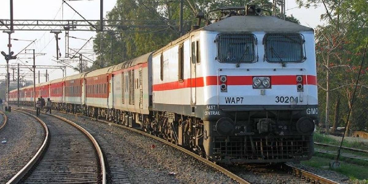 Mother and daughter die after being hit by a train