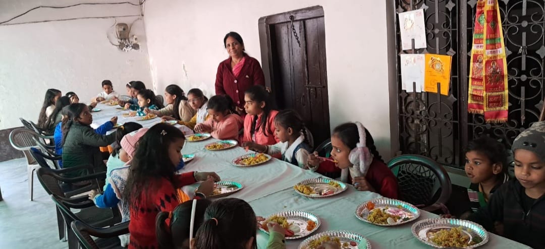 On Magh Purnima, former Municipality President Meenakshi Agarwal organized Samrasta Tahri and Kanya Bhoj.