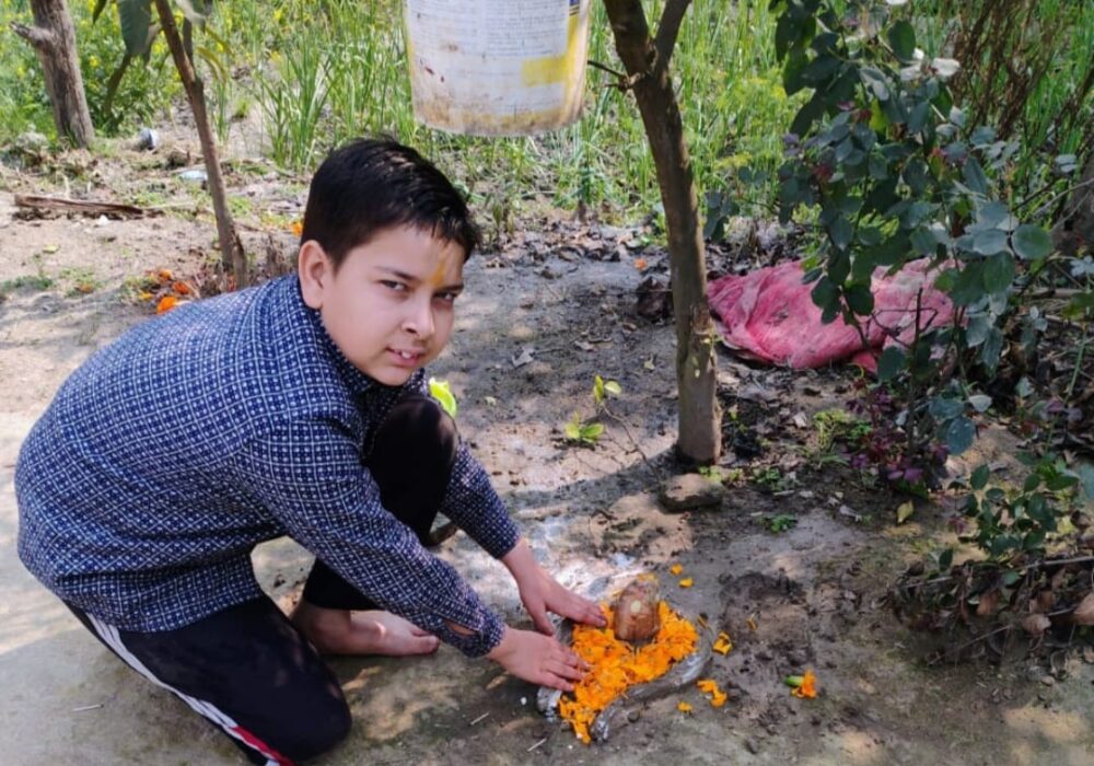 An eleven-year-old Shiva devotee made a sand Shivalinga and performed ritualistic worship.