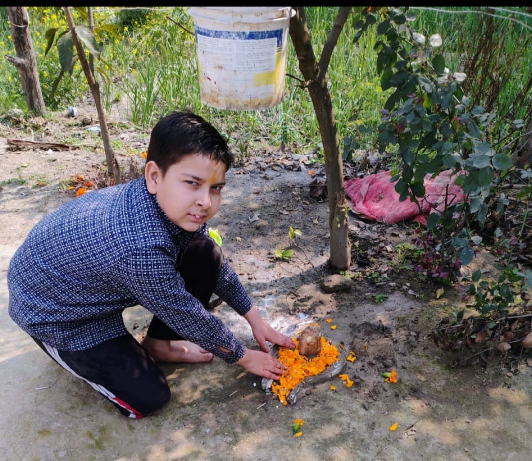 An eleven-year-old Shiva devotee made a sand Shivalinga and performed ritualistic worship.