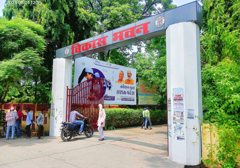 The secretary posted in the development block Nakaha is ignoring the orders of the Chief Minister.