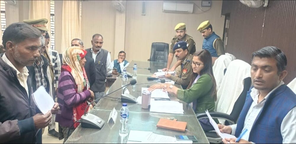 Sampoorna Samadhan Diwas organised in Gola Tehsil, 4 out of 50 complaints resolved on the spot