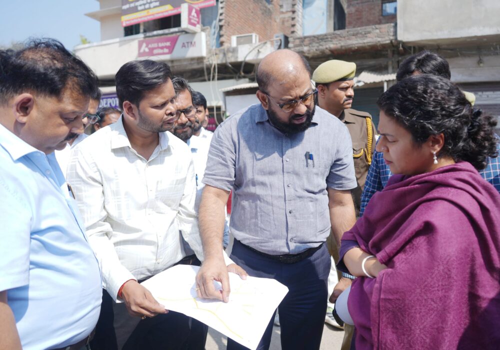 DM Durga Shakti Nagpal inspected the pace of Shiv Mandir Corridor
