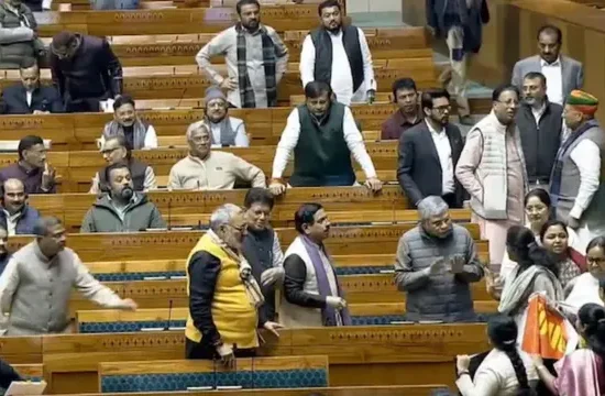 लोकसभा महिला सांसद विवाद, PM Modi Gherao Lok Sabha, Kiren Rijiju Video News, Congress Women MPs Protest, संसद हंगामा खबर, Lok Sabha Protest News, BJP Congress Clash Parliament, New Delhi Political News, Indian Parliament News, राष्ट्रीय राजनीति खबर,पीएम मोदी की सीट का घेराव करती कांग्रेस महिला सांसद, Congress Women MPs Protest Image, Lok Sabha Protest Video, Kiren Rijiju Parliament Video,#LokSabha, #PMModi, #KirenRijiju, #CongressProtest, #ParliamentNews, #BJPvsCongress, #PoliticalNewsIndia, #NationalNews, #राष्ट्रीयप्रस्तावना,lok-sabha-pm-modi-gherao-kiren-rijiju-video