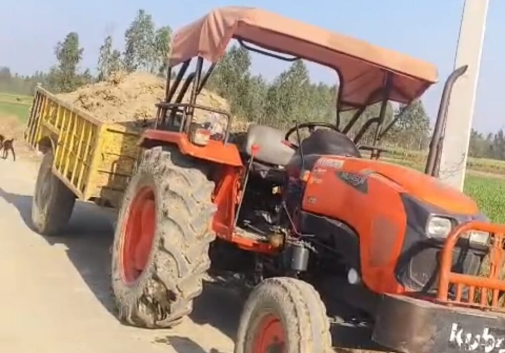 Mining is being done with JCB machine in Auderi village, Manjhila police caught it and released the tractor trolley.