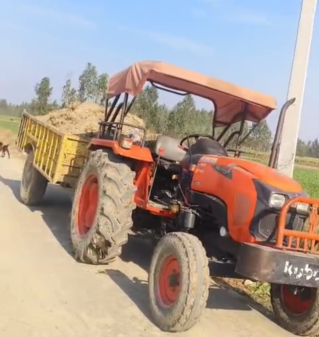 Mining is being done with JCB machine in Auderi village, Manjhila police caught it and released the tractor trolley.