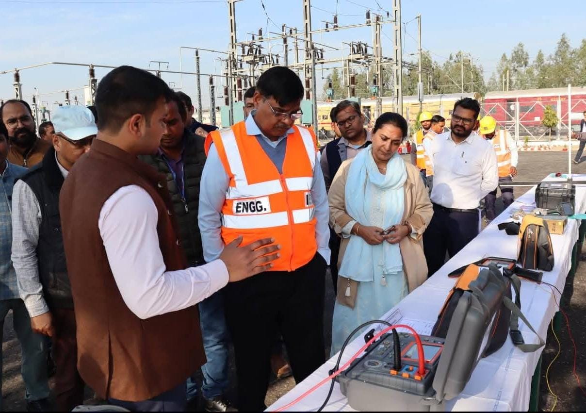 Railway General Manager inspected track and bridge works in Hardoi area.