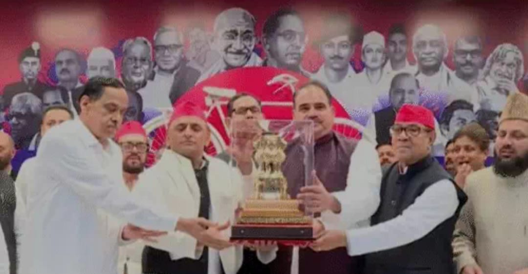 नसीमुद्दीन सिद्दीकी सपा में शामिल, अखिलेश यादव लखनऊ सपा कार्यालय, यूपी राजनीति 2026, मुस्लिम वोट बैंक यूपी, ओवैसी एमआईएम यूपी रणनीति, Naseemuddin Siddiqui joins SP, Akhilesh Yadav Lucknow news, Samajwadi Party update 2026, AIMIM UP politics, Uttar Pradesh political news live,अखिलेश यादव नसीमुद्दीन फोटो, सपा सदस्यता ग्रहण समारोह, लखनऊ सपा कार्यालय कार्यक्रम, यूपी मुस्लिम राजनीति, Akhilesh Yadav Naseemuddin Image, SP joining ceremony Lucknow, UP election strategy 2027, AIMIM vs SP UP politics,लखनऊ उत्तर प्रदेश सपा जॉइनिंग लाइव अपडेट, नसीमुद्दीन सिद्दीकी राजनीतिक बदलाव, अखिलेश यादव बयान आज, यूपी 2027 चुनाव रणनीति, मुस्लिम वोट बैंक राजनीति यूपी, Lucknow Samajwadi Party office news, Uttar Pradesh political development 2026, AIMIM influence in UP, Akhilesh Yadav press conference today, #UPPolitics, #SamajwadiParty, #AkhileshYadav, #NaseemuddinSiddiqui, #LucknowNews,