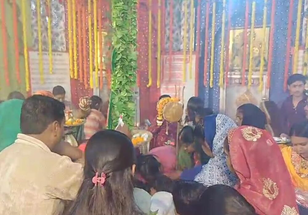 Devotees prayed to Lord Shiva and prayed for happiness, peace and prosperity.