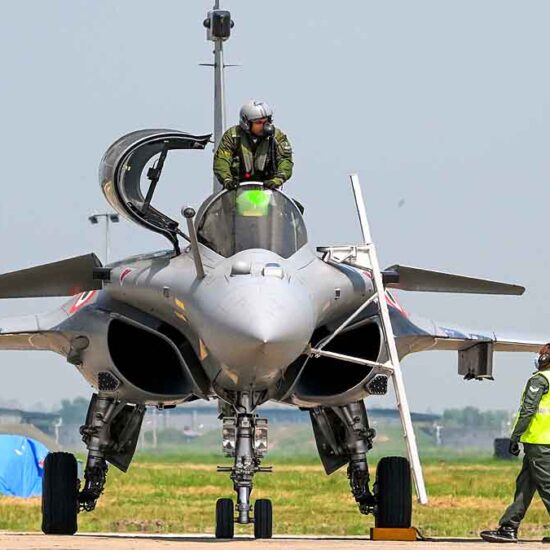 राफेल फाइटर जेट उड़ान, Rafale Fighter Jet Flying Image, DAC बैठक नई दिल्ली, Defense Acquisition Council Meeting Photo, राजनाथ सिंह रक्षा मंत्री, Rajnath Singh Defense Minister Image, भारतीय वायुसेना राफेल स्क्वाड्रन, IAF Rafale Squadron Photo, दसॉल्ट एविएशन फैक्ट्री, Dassault Aviation Production Image,नई दिल्ली रक्षा समाचार, New Delhi Defense News Today, राष्ट्रीय सुरक्षा अपडेट भारत, National Security News India, भारतीय वायुसेना आधुनिकीकरण, Indian Air Force Modernization 2026, Rafale Deal Latest Update India, DAC Meeting February 2026 News, Defense Procurement India Update, Make in India Defense Sector News,