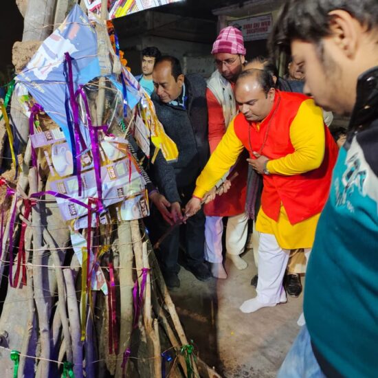 होलिका दहन में सिंधी संस्कृति, Holika Dahan Sindhi Culture Ayodhya, Ayodhya Holika Dahan 2026, Siddhapeeth Om Shivalaya Temple Ayodhya, Ganesh Rai Das Mahant Ayodhya, Ramnagar Colony Ayodhya event, Sindhi Bhajan Holi program, Ayodhya religious cultural news, उत्तर प्रदेश धार्मिक समाचार, अयोध्या जिला सांस्कृतिक कार्यक्रम,अयोध्या होलिका दहन कार्यक्रम, Sindhi Culture Holika Dahan Ayodhya, Om Shivalaya Temple Holi event, Ayodhya Ramnagar Colony celebration, Mahant Ganesh Rai Das event photo,होलिका दहन में सिंधी संस्कृति अयोध्या, अयोध्या जिला धार्मिक आयोजन, उत्तर प्रदेश सांस्कृतिक समाचार, सिद्धपीठ ॐ शिवालय मंदिर रामनगर कॉलोनी, महंत गणेश राय दास अयोध्या, Holika Dahan Ayodhya 2026 event, Sindhi Community Holi Celebration UP, Ayodhya Religious News Hindi, #HolikaDahan #SindhiCulture #AyodhyaNews #UttarPradesh #ReligiousEvent #Holi2026,