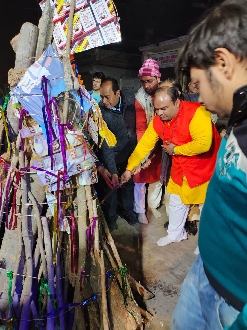 होलिका दहन में सिंधी संस्कृति, Holika Dahan Sindhi Culture Ayodhya, Ayodhya Holika Dahan 2026, Siddhapeeth Om Shivalaya Temple Ayodhya, Ganesh Rai Das Mahant Ayodhya, Ramnagar Colony Ayodhya event, Sindhi Bhajan Holi program, Ayodhya religious cultural news, उत्तर प्रदेश धार्मिक समाचार, अयोध्या जिला सांस्कृतिक कार्यक्रम,अयोध्या होलिका दहन कार्यक्रम, Sindhi Culture Holika Dahan Ayodhya, Om Shivalaya Temple Holi event, Ayodhya Ramnagar Colony celebration, Mahant Ganesh Rai Das event photo,होलिका दहन में सिंधी संस्कृति अयोध्या, अयोध्या जिला धार्मिक आयोजन, उत्तर प्रदेश सांस्कृतिक समाचार, सिद्धपीठ ॐ शिवालय मंदिर रामनगर कॉलोनी, महंत गणेश राय दास अयोध्या, Holika Dahan Ayodhya 2026 event, Sindhi Community Holi Celebration UP, Ayodhya Religious News Hindi, #HolikaDahan #SindhiCulture #AyodhyaNews #UttarPradesh #ReligiousEvent #Holi2026,