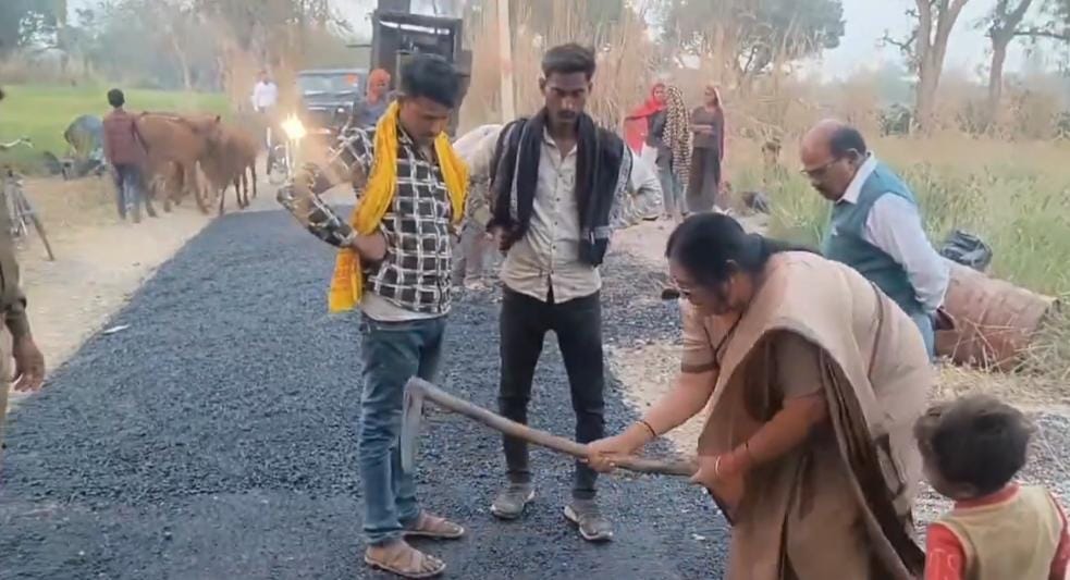 Fatehpur MLA, Krishna Paswan MLA, फतेहपुर विधायक कृष्णा पासवान, Aimapur Ratanpur Road, Fatehpur road corruption news, PWD Fatehpur, उत्तर प्रदेश सड़क निर्माण घोटाला, Khaga MLA news, Fatehpur political news, Uttar Pradesh governance news, Dhata block road issue,Krishna Paswan inspection photo, Fatehpur road checking, विधायक सड़क जांच करते हुए, PWD road construction Fatehpur, Aimapur Ratanpur road image, Uttar Pradesh MLA inspection,#FatehpurMLA, #KrishnaPaswan, #FatehpurNews, #UttarPradeshNews, #PWD, #RoadConstruction, #PoliticalNewsUP, #BJPMLA,