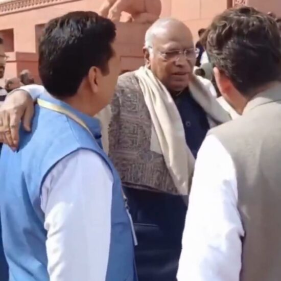 लखनऊ राजनीतिक खबर, नई दिल्ली संसद विवाद, उत्तर प्रदेश विधानसभा चुनाव समाचार, कांग्रेस बनाम एआईएमआईएम विश्लेषण, यूपी मुस्लिम वोट बैंक रिपोर्ट, District Lucknow political news, Uttar Pradesh election 2027 update, Parliament statement controversy India, Political news type analysis,ओवैसी से डरी कांग्रेस, मल्लिकार्जुन खड़गे बयान, इमरान मसूद खबर, असदुद्दीन ओवैसी यूपी, कांग्रेस मुस्लिम वोट बैंक, यूपी विधानसभा चुनाव 2027, INDI गठबंधन राजनीति, AIMIM Uttar Pradesh, Congress vs Owaisi UP, Kharge mic leak news,संसद परिसर बयान लीक, कांग्रेस अंदरूनी रणनीति, ओवैसी यूपी एंट्री, मुस्लिम वोट बैंक यूपी, 2027 चुनावी समीकरण, Parliament mic controversy India, UP political news Hindi, AIMIM Congress clash,