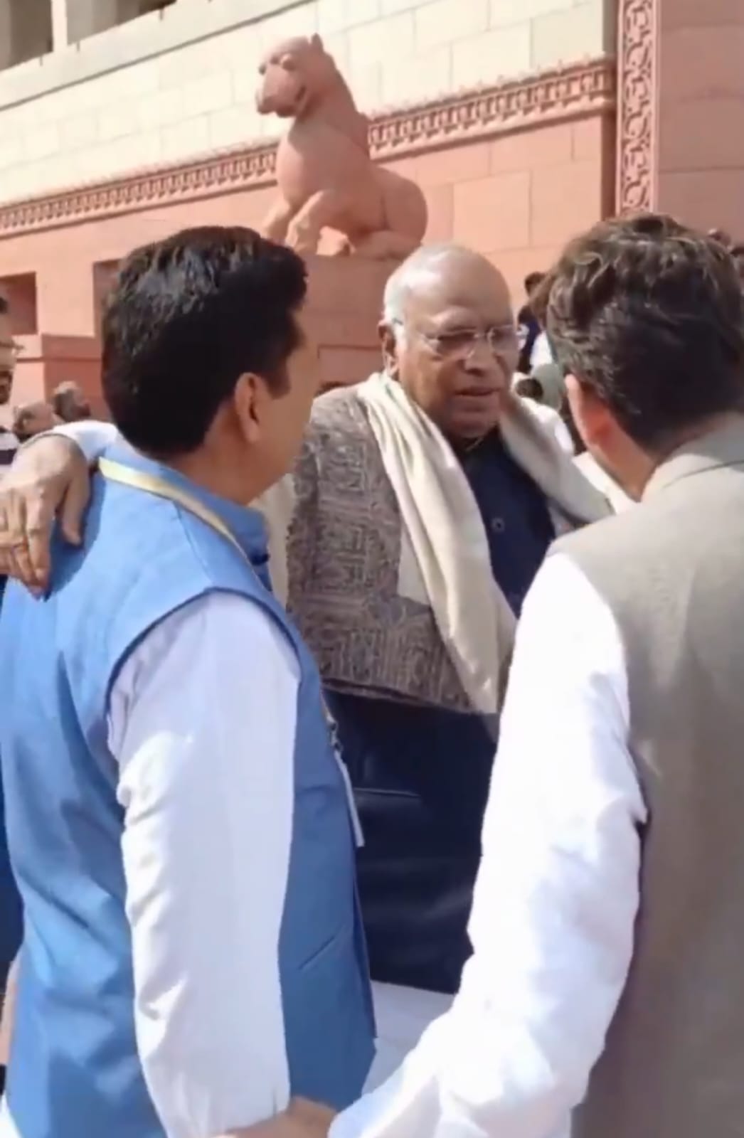 लखनऊ राजनीतिक खबर, नई दिल्ली संसद विवाद, उत्तर प्रदेश विधानसभा चुनाव समाचार, कांग्रेस बनाम एआईएमआईएम विश्लेषण, यूपी मुस्लिम वोट बैंक रिपोर्ट, District Lucknow political news, Uttar Pradesh election 2027 update, Parliament statement controversy India, Political news type analysis,ओवैसी से डरी कांग्रेस, मल्लिकार्जुन खड़गे बयान, इमरान मसूद खबर, असदुद्दीन ओवैसी यूपी, कांग्रेस मुस्लिम वोट बैंक, यूपी विधानसभा चुनाव 2027, INDI गठबंधन राजनीति, AIMIM Uttar Pradesh, Congress vs Owaisi UP, Kharge mic leak news,संसद परिसर बयान लीक, कांग्रेस अंदरूनी रणनीति, ओवैसी यूपी एंट्री, मुस्लिम वोट बैंक यूपी, 2027 चुनावी समीकरण, Parliament mic controversy India, UP political news Hindi, AIMIM Congress clash,