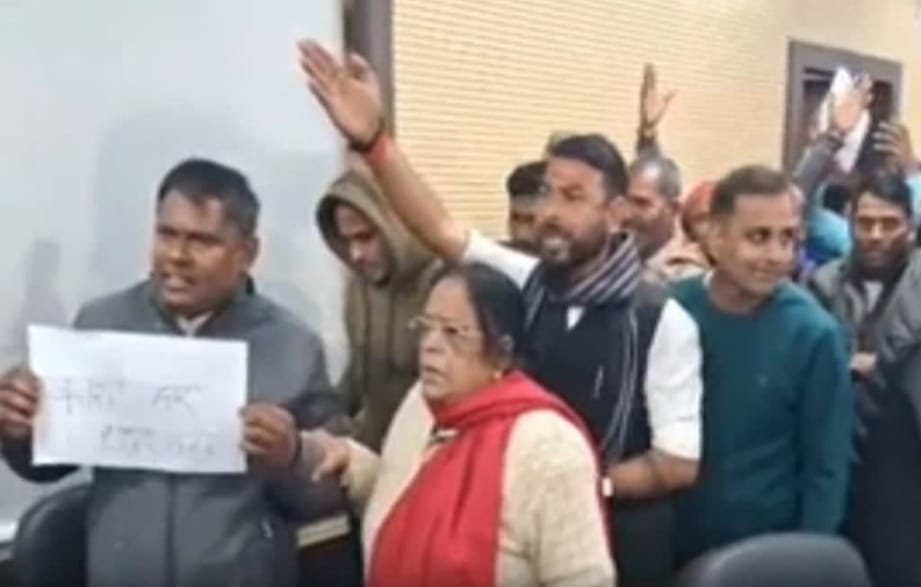 वाराणसी किसान विरोध, काशी द्वार योजना, भूमि अधिग्रहण वाराणसी, केंद्रीय मंत्री कमलेश पासवान, पिंडरा तहसील खबर, यूपी किसान आंदोलन,Varanasi Farmers Protest, Kashi Dwar Housing Scheme, Land Acquisition Varanasi, Union Minister Kamlesh Paswan, Uttar Pradesh Farmer News,वाराणसी किसान हंगामा, Farmers Protest Varanasi, Kamlesh Paswan Press Conference, Kashi Dwar Scheme Protest,#VaranasiFarmersProtest, #KashiDwarScheme, #UPNews, #LandAcquisition, #KamleshPaswan, #FarmersIssue, #VaranasiNews,