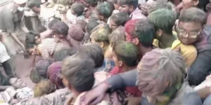 बरसाना लठामार होली हादसा टला, Barsana Lathmar Holi incident averted, मथुरा होली भगदड़ खबर, Mathura Holi crowd incident news, बरसाना होली 2026, Barsana Holi 2026, संजय वकील तिराहा घटना, Sanjay Vakil Tiraha Barsana news, उत्तर प्रदेश धार्मिक आयोजन खबर, Uttar Pradesh religious event news, मथुरा जिला ब्रेकिंग न्यूज, Mathura district breaking news, भीड़ नियंत्रण व्यवस्था यूपी पुलिस, UP Police crowd management, लठामार होली ताजा समाचार, Lathmar Holi latest news,बरसाना होली भीड़ फोटो, Barsana Holi crowd photo, लठामार होली बैरिकेडिंग इमेज, Lathmar Holi barricading image, मथुरा पुलिस होली ड्यूटी, Mathura Police Holi duty photo, श्रद्धालु गिरते हुए दृश्य, Devotees crowd incident image, संजय वकील तिराहा बरसाना फोटो, Sanjay Vakil Tiraha Barsana image,