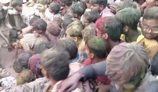 बरसाना लठामार होली हादसा टला, Barsana Lathmar Holi incident averted, मथुरा होली भगदड़ खबर, Mathura Holi crowd incident news, बरसाना होली 2026, Barsana Holi 2026, संजय वकील तिराहा घटना, Sanjay Vakil Tiraha Barsana news, उत्तर प्रदेश धार्मिक आयोजन खबर, Uttar Pradesh religious event news, मथुरा जिला ब्रेकिंग न्यूज, Mathura district breaking news, भीड़ नियंत्रण व्यवस्था यूपी पुलिस, UP Police crowd management, लठामार होली ताजा समाचार, Lathmar Holi latest news,बरसाना होली भीड़ फोटो, Barsana Holi crowd photo, लठामार होली बैरिकेडिंग इमेज, Lathmar Holi barricading image, मथुरा पुलिस होली ड्यूटी, Mathura Police Holi duty photo, श्रद्धालु गिरते हुए दृश्य, Devotees crowd incident image, संजय वकील तिराहा बरसाना फोटो, Sanjay Vakil Tiraha Barsana image,