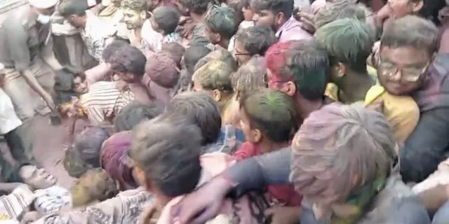 बरसाना लठामार होली हादसा टला, Barsana Lathmar Holi incident averted, मथुरा होली भगदड़ खबर, Mathura Holi crowd incident news, बरसाना होली 2026, Barsana Holi 2026, संजय वकील तिराहा घटना, Sanjay Vakil Tiraha Barsana news, उत्तर प्रदेश धार्मिक आयोजन खबर, Uttar Pradesh religious event news, मथुरा जिला ब्रेकिंग न्यूज, Mathura district breaking news, भीड़ नियंत्रण व्यवस्था यूपी पुलिस, UP Police crowd management, लठामार होली ताजा समाचार, Lathmar Holi latest news,बरसाना होली भीड़ फोटो, Barsana Holi crowd photo, लठामार होली बैरिकेडिंग इमेज, Lathmar Holi barricading image, मथुरा पुलिस होली ड्यूटी, Mathura Police Holi duty photo, श्रद्धालु गिरते हुए दृश्य, Devotees crowd incident image, संजय वकील तिराहा बरसाना फोटो, Sanjay Vakil Tiraha Barsana image,