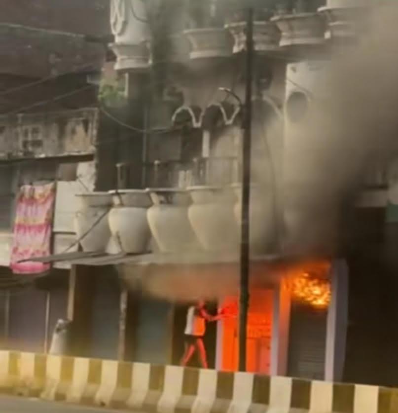 A massive fire broke out in a seed shop, goods worth lakhs were burnt to ashes, shopkeeper suffered burn injuries.