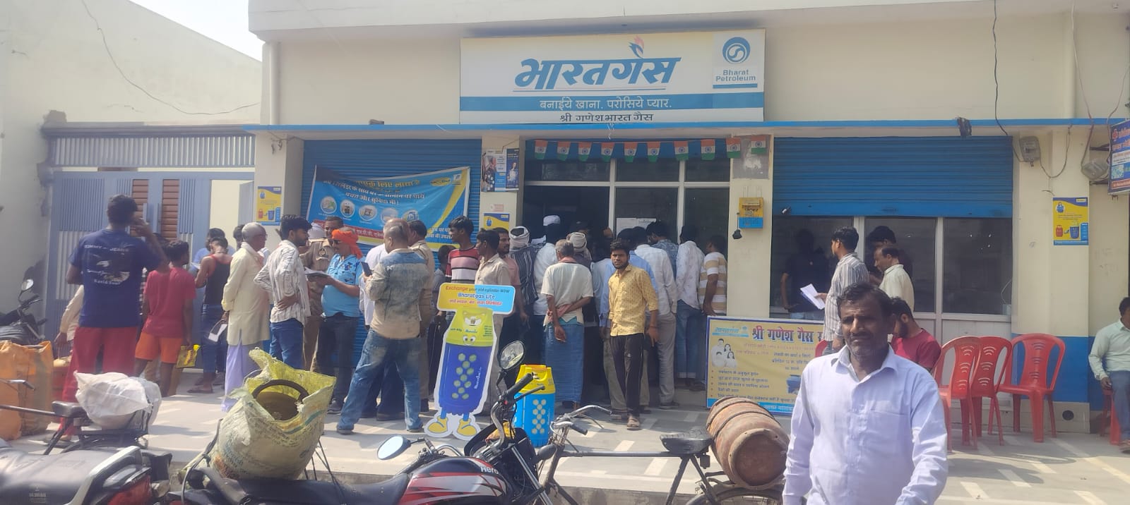 Rumors of gas shortages led to a crowd at the gas agency, with police deployed amid the commotion.