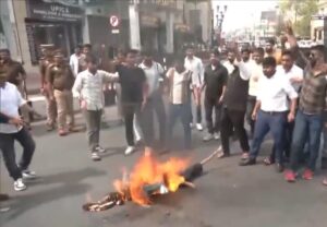 लखनऊ विरोध प्रदर्शन, हजरतगंज प्रदर्शन खबर, योगी आदित्यनाथ मां टिप्पणी विवाद, मौलाना अब्दुल्ला सलीम बयान, लखनऊ विश्वविद्यालय छात्र प्रदर्शन, Lucknow protest news Hazratganj, Maulana Abdullah Salim controversy, Yogi Adityanath mother remark protest, University of Lucknow students protest news,लखनऊ विश्वविद्यालय छात्र आंदोलन, हजरतगंज चौराहा प्रदर्शन, मौलाना सलीम विवाद, Lucknow students protest news, Hazratganj protest today, political controversy Uttar Pradesh news,लखनऊ जिला खबर, हजरतगंज चौराहा प्रदर्शन समाचार, लखनऊ विश्वविद्यालय छात्र विरोध, Lucknow Hazratganj protest news today, University of Lucknow students protest CM Yogi remark controversy, Uttar Pradesh political protest news,#LucknowNews, #HazratganjProtest, #CMYogi, #YogiAdityanath, #LUStudents, #PoliticalControversy, #UttarPradeshNews,