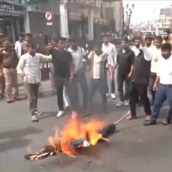लखनऊ विरोध प्रदर्शन, हजरतगंज प्रदर्शन खबर, योगी आदित्यनाथ मां टिप्पणी विवाद, मौलाना अब्दुल्ला सलीम बयान, लखनऊ विश्वविद्यालय छात्र प्रदर्शन, Lucknow protest news Hazratganj, Maulana Abdullah Salim controversy, Yogi Adityanath mother remark protest, University of Lucknow students protest news,लखनऊ विश्वविद्यालय छात्र आंदोलन, हजरतगंज चौराहा प्रदर्शन, मौलाना सलीम विवाद, Lucknow students protest news, Hazratganj protest today, political controversy Uttar Pradesh news,लखनऊ जिला खबर, हजरतगंज चौराहा प्रदर्शन समाचार, लखनऊ विश्वविद्यालय छात्र विरोध, Lucknow Hazratganj protest news today, University of Lucknow students protest CM Yogi remark controversy, Uttar Pradesh political protest news,#LucknowNews, #HazratganjProtest, #CMYogi, #YogiAdityanath, #LUStudents, #PoliticalControversy, #UttarPradeshNews,