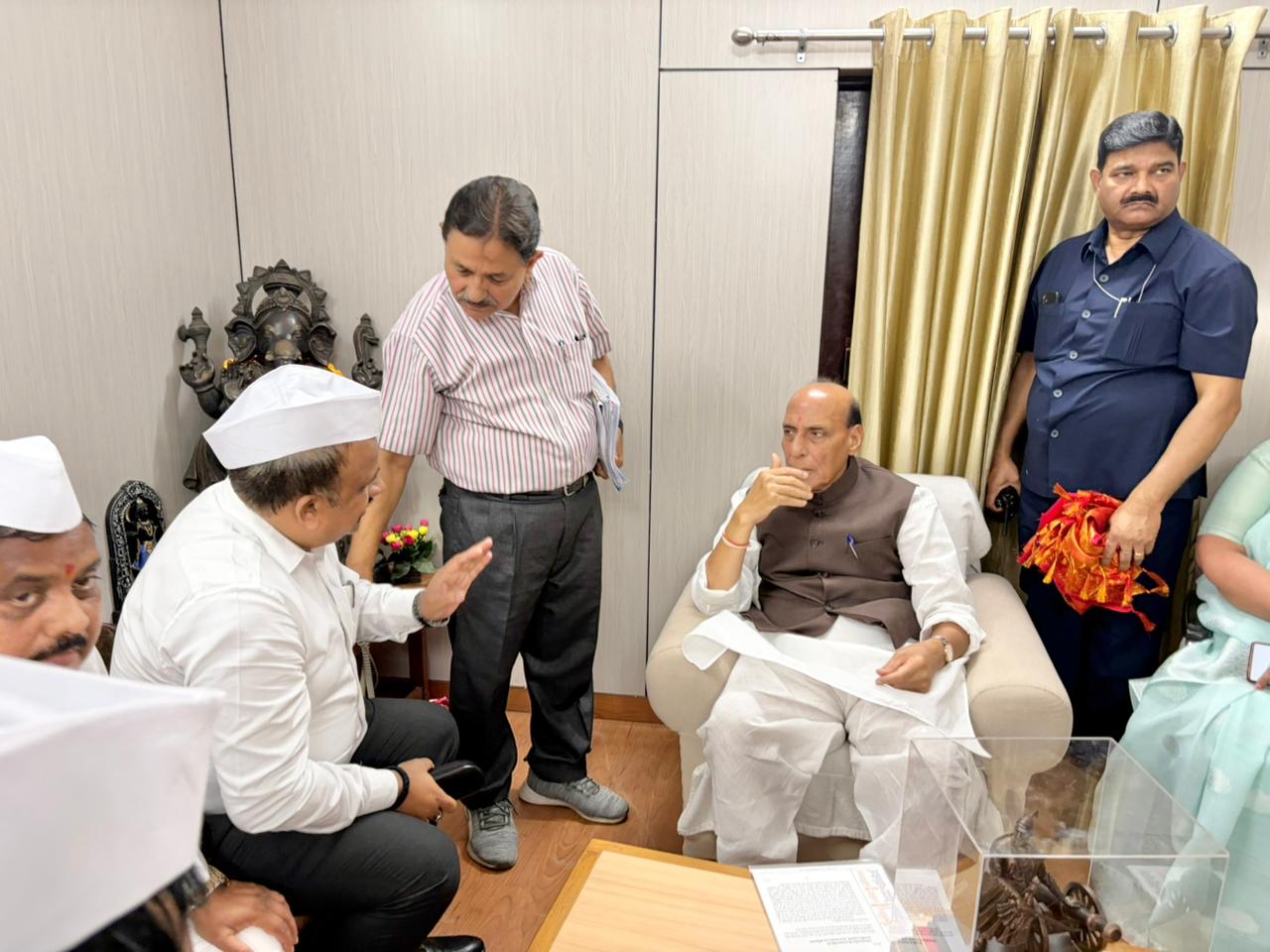 छत्रपति शिवाजी महाराज मूर्ति लखनऊ, मराठी समाज उत्तर प्रदेश, राजनाथ सिंह लखनऊ सांसद, शिवाजी महाराज प्रतिमा स्थापना लखनऊ, लखनऊ राजनीतिक खबर, उत्तर प्रदेश मराठी समाज, Shivaji Maharaj statue Lucknow, Rajnath Singh meeting Marathi community, Marathi Samaj Uttar Pradesh news, Lucknow political news, UP political news, statue installation issue Lucknow,राजनाथ सिंह मराठी समाज मुलाकात लखनऊ, शिवाजी महाराज प्रतिमा विवाद लखनऊ, मराठी समाज प्रतिनिधिमंडल राजनाथ सिंह से मिला, Lucknow Marathi Samaj delegation meeting Rajnath Singh, Shivaji Maharaj statue delay Lucknow news, UP Marathi community demand statue installation,छत्रपति शिवाजी महाराज प्रतिमा लखनऊ, मराठी समाज उत्तर प्रदेश, राजनाथ सिंह समाचार लखनऊ, Lucknow political news today, Shivaji Maharaj statue installation Lucknow UP, Marathi Samaj Uttar Pradesh delegation, Rajnath Singh Lucknow MP meeting, UP political update Lucknow, लखनऊ जिला राजनीतिक खबर, उत्तर प्रदेश राजनीतिक समाचार,#LucknowNews, #RajnathSingh, #ShivajiMaharaj, #MarathiSamaj, #UPNews, #PoliticalNews, #StatueInstallation, #LucknowPoliticalNews, #UttarPradeshNews, #GoogleDiscoverNews